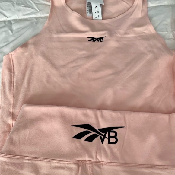 Victoria Beckham Reebok Coral Glow Set - Picture 5 of 5